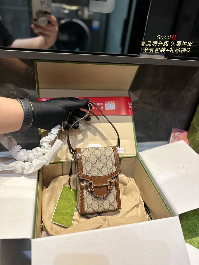 折叠飞机礼盒 Gucci 1955新款mini老花手机包小方盒 Gucci新出的这款手机包 首先我觉得在大牌包里 可称为性价比之王 价格不错 容量感人 手机 充