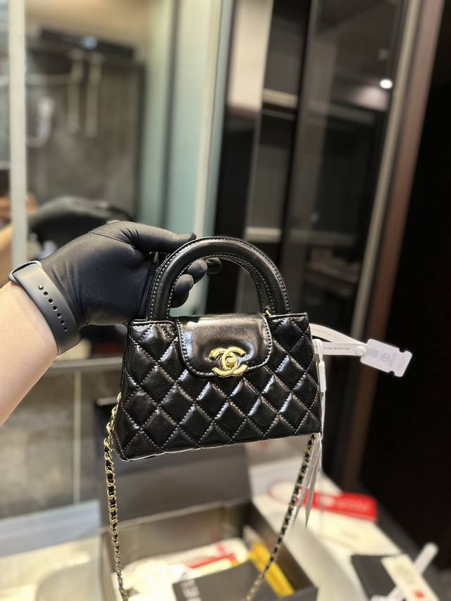 香奈儿chanel 23K Kelly手柄包 超时尚的手提包谁懂啊 一个不只能装下可爱的包包 容量满足日常需求 上身效果绝美 凹造型必入 炒鸡出片m尺寸19.1