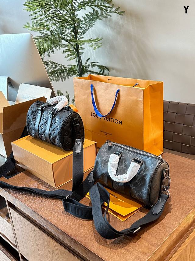 黑花牛皮压花 本款keepall 25手袋取材monogram Eclipse Reverse帆布 展现路易威登经典图案的优雅重绎 加固饰带和皮革名牌延续kee