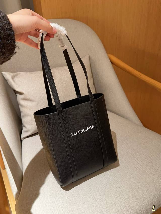 Size 20 23 9 巴黎世家balenciaga Xxs托特包 购物袋 实物超级真的超级mini可爱 毫不犹豫入手 皮质非常的柔软舒服 搭配一条长肩带 可