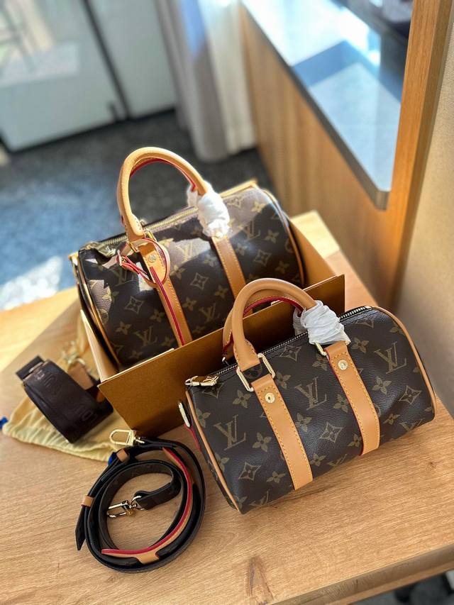 折叠礼盒官网飞机盒 Lv Keepall Xs 秀款 枕头包 很燃 这款retiro 手袋以标志性 经典永恒 优雅低调的外形设计和宽敞的包身更加入了实用性 尺寸