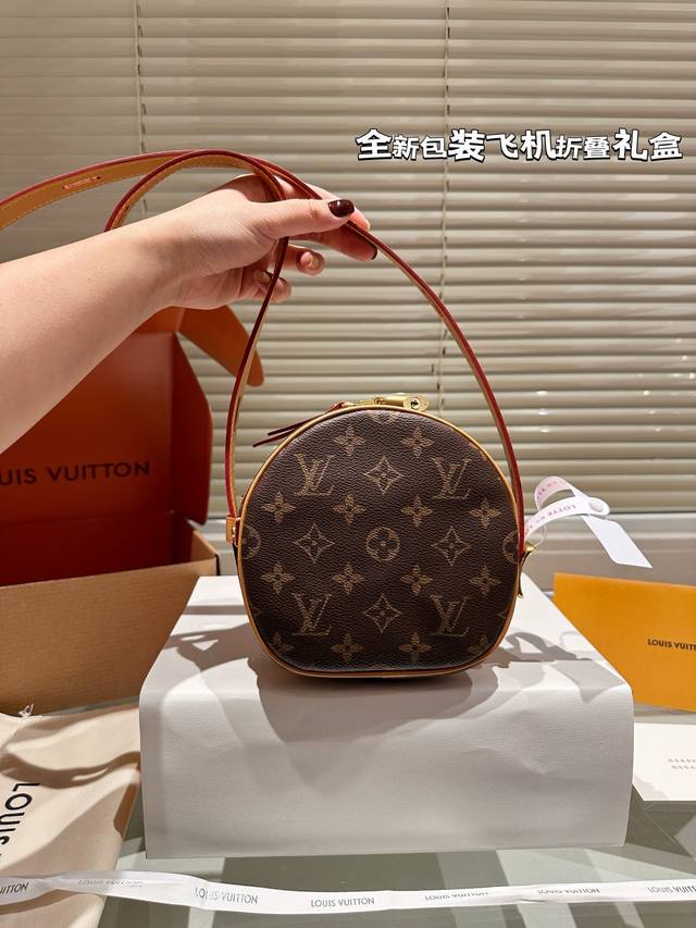 复刻版 牛皮 Ootd Lv 最新mini 软圆饼 Lv Boite Chapeau 系列 经典精巧 Lv 牛皮圆饼包经典的路易*威登帽盒摇身变为此款风格可爱的