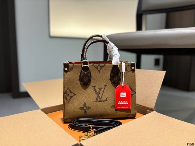 Lv Onthego 新款丛林包 Onthego绝对是通勤工具包必备单品之一轻盈容量大百搭最最关键不娇气小号的尺寸刚刚好也不像老花的容易撞款 尺寸小号25Cm