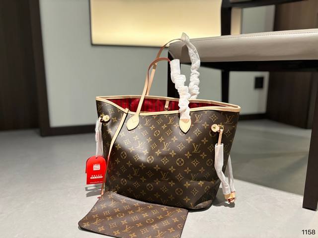 Lv Neverfull购物袋 N41605Lv 家的经典王牌 超大容量的设计作为妈咪包和ol通勤都是妥妥 滴,出镜率 最高的包款 条纹内衬完全不单调沉闷 设计