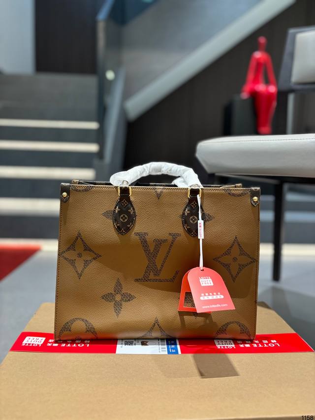 Lv Onthego 配全套包装 折叠礼盒 原单品质 Lv A B面原料 Onthego妈咪袋 性价比之王这是一款超赞的包型 灵感来自于恶搞lv的街头品牌 曾经