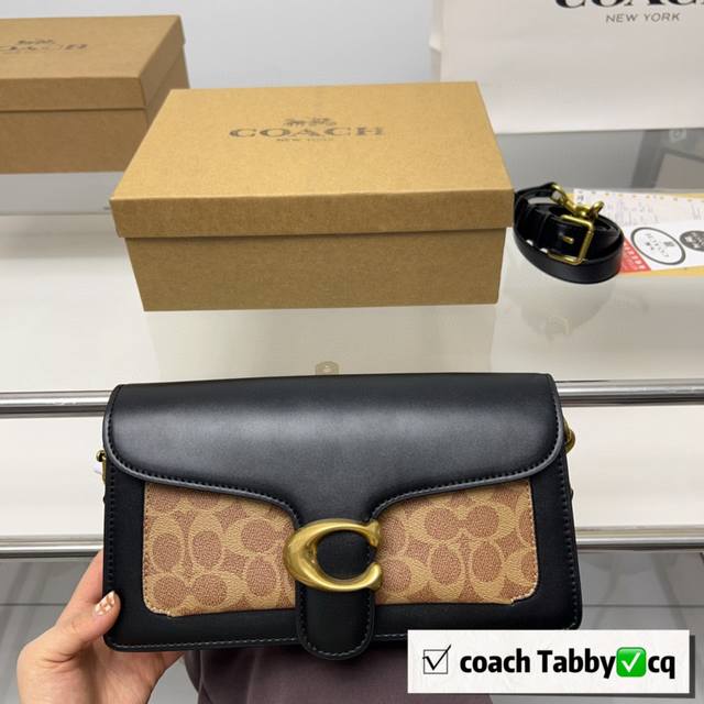 配盒 Coach 家酒神包tabby手提包单肩斜挎包 让小姐姐第一眼看到就会爱上它 被誉为平价版小酒神包的蔻驰tabby 复古又百搭 很受欢迎啊 五金扣厚实 整