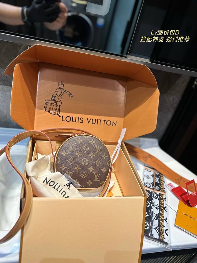 折叠飞机礼盒 Ootd Lv 最新mini 软圆饼 Lv Boite Chapeau 系列 经典精巧 Lv 牛皮圆饼包经典的路易*威登帽盒摇身变为此款风格可爱的