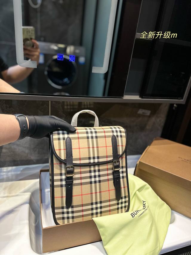 Size 28*26Cm Bur双肩包 防水尼龙材质搭配牛皮 超轻超方便 五金很闪亮 最喜欢的就是这种学院风 背后软软的 舒服