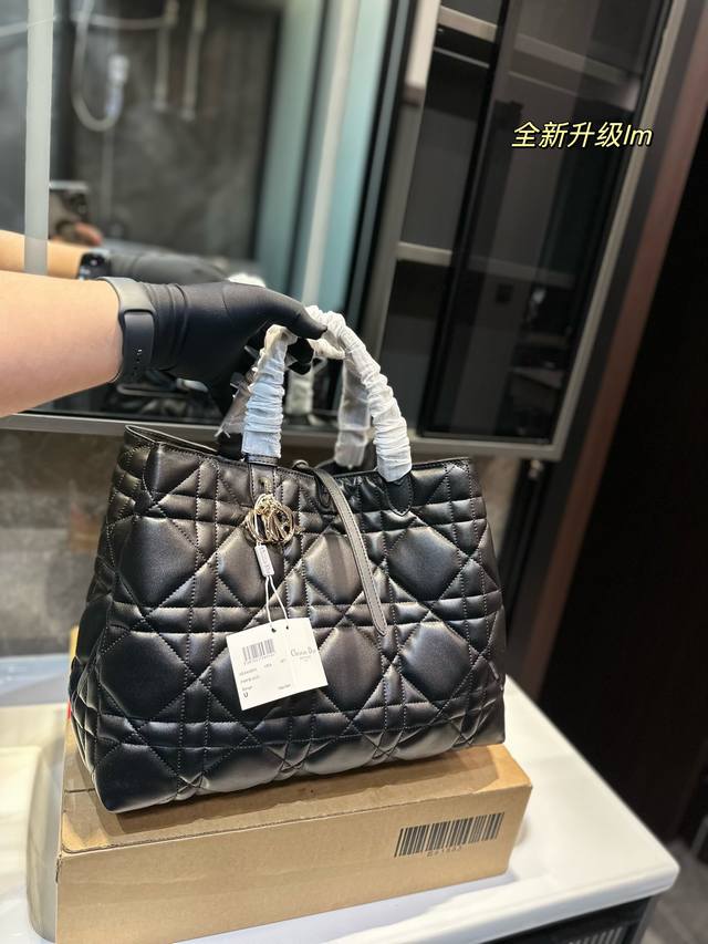 迪奥新款女包 快来选一个 Jisoo 智秀同款 Dior Toujours 经典藤格纹设计 超大空间容量内附零钱夹 手拎 腋下 Get 尺寸 32