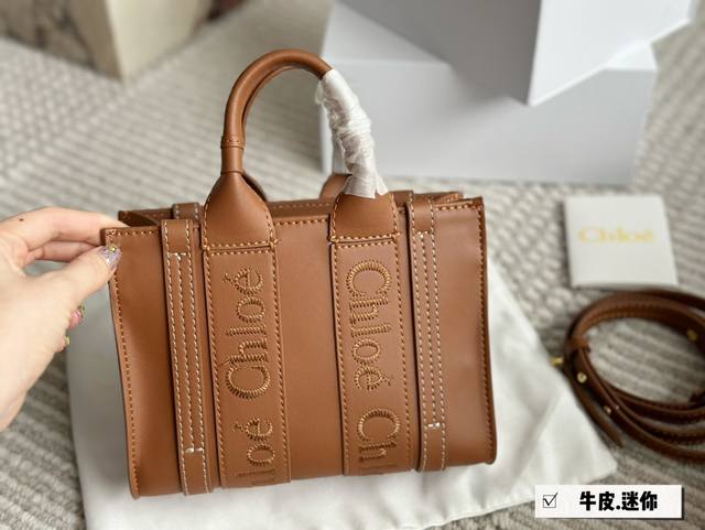 配盒 Size 20*16Cm 迷你 Woody Tote Mini实在是太好看啦 尺寸刚刚好哦 可以放下大尺寸手机 Mini牛皮 颜值很高哦 搜索 Chloe