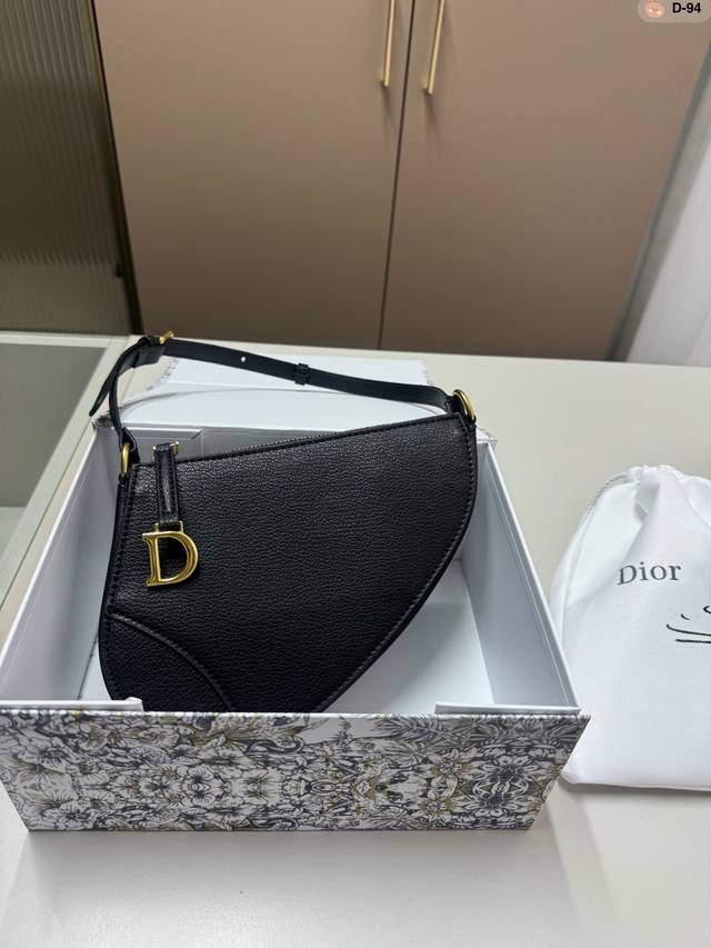 迪奥dior 新品 马鞍腋下包 绝了 在巴黎时装周里掀起热潮 不同的是如今大家伙儿的时髦态度已经融入生活 身背老花单品行走到哪都像在巴黎时装周 这颜值我看一眼都 - 点击图像关闭