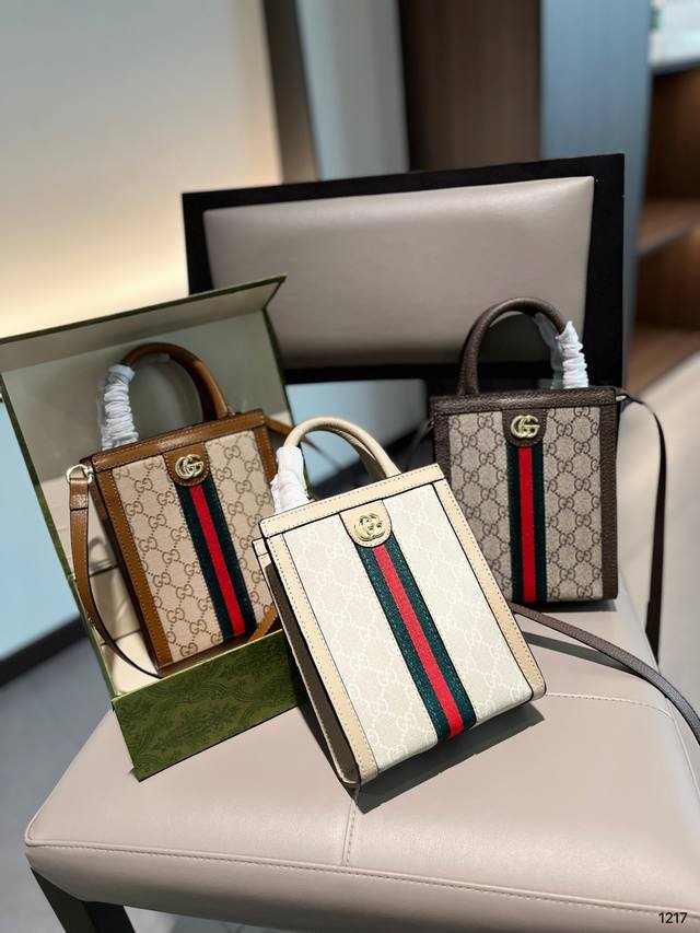 Gucci 新款mini Tote 老花 拼棕边 方正包型 复古 年轻 很酷 很好搭配衣服 这一枚侧面够宽 容量很足 可以肩背 手提 肩带可以调节 尺寸17 2