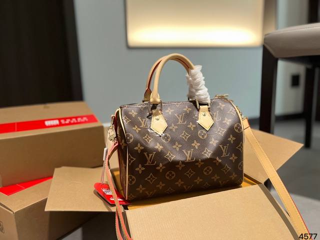 升级芯片版本 Lv Speedy 枕头包 无论版型 内里和专柜毫无差别 真正原版复刻 内里可拆卸 火遍全球的爆款机场大包 机车女神包 明星同款 贵气而充满活力的