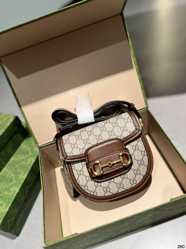 配礼盒 Gucci 1955 Horsebit Bag 马鞍包 经典的马衔扣+Monogram+棕色勾边设计 满满的复 斜挎 短肩带单肩带 长肩带单肩带都很好看