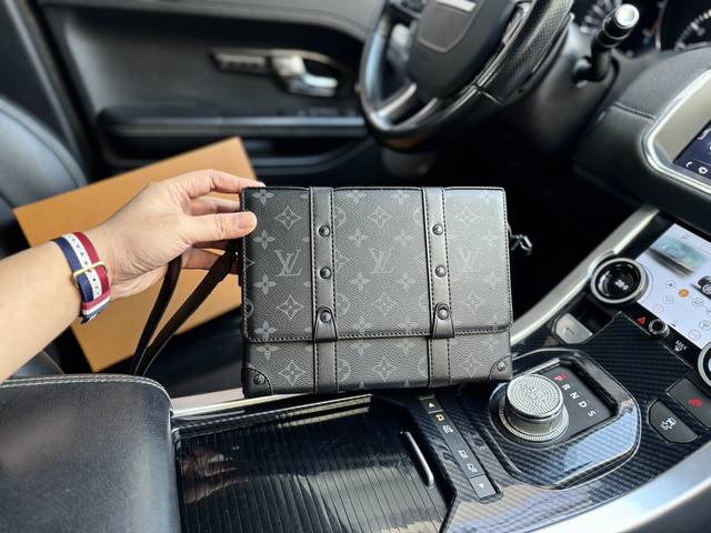 高端货 新款 Louis Vuitton 邮差包 路易威登 M45727 Trunk 邮差包本款小巧长方体 Trunk 邮差包由 Monogram Eclips