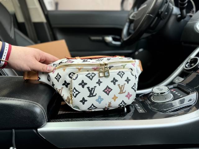 高端货 新款 Louis Vuitton 胸包 M45759 Discovery 腰包discovery 腰包属于 彩绘 系列 由 Monogram Eclip