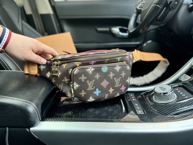 高端货 新款 Louis Vuitton 胸包 M45759 Discovery 腰包discovery 腰包属于 彩绘 系列 由 Monogram Eclip