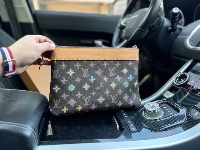 高端货 新款 Louis Vuitton 手拿包 M83568 路易威登 Lv Aerogram 手包 全新 Lv Aerogram 徽标印花拉链开合 皮革 手