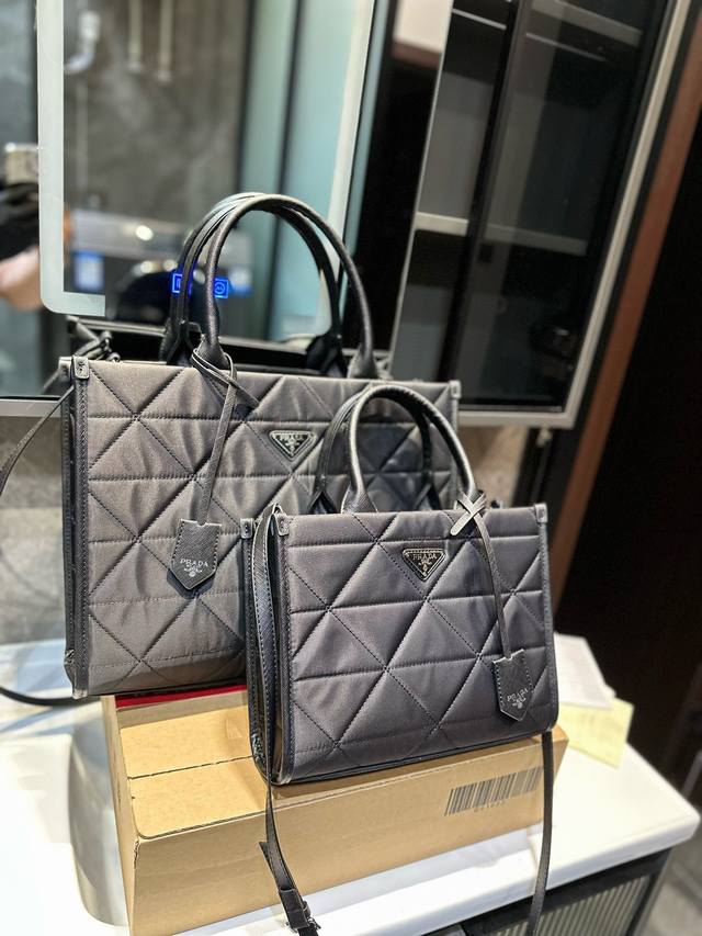 Prada最新22Tote 购物袋 这个系列将是prada接下来一整季的主打款式 Prada 手袋的曲线型设计十分醒目 当手包很优雅 时尚百搭 也很轻便哦 T尺