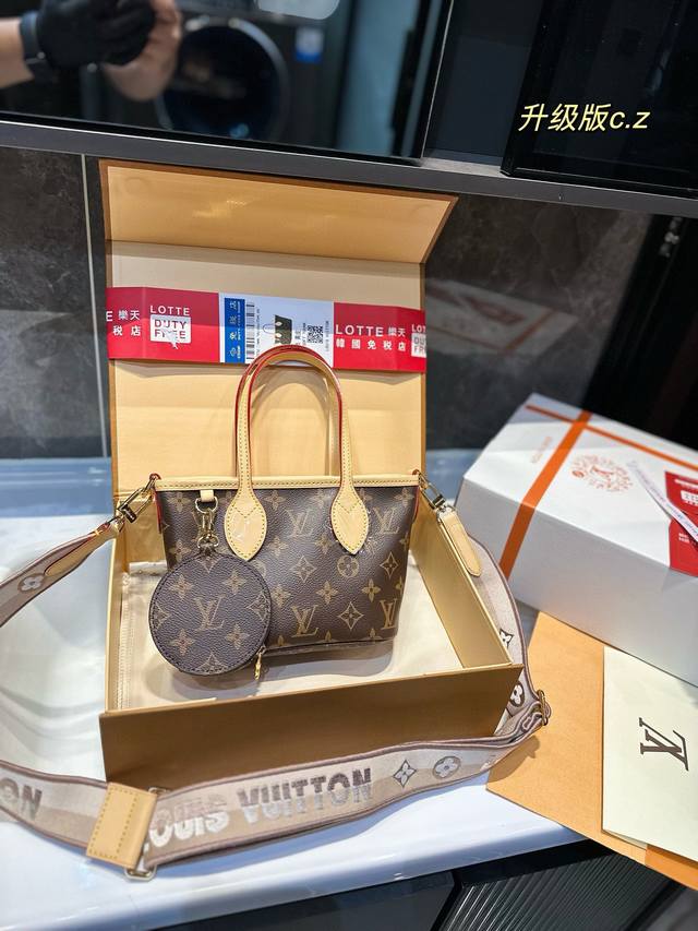 折叠飞机礼盒 实用通勤又百搭 上班族必备的neverfull居然出新尺寸了 这回 Louis Vuitton 将它缩小重新诠释或许成为八月最有潜力的it Bag