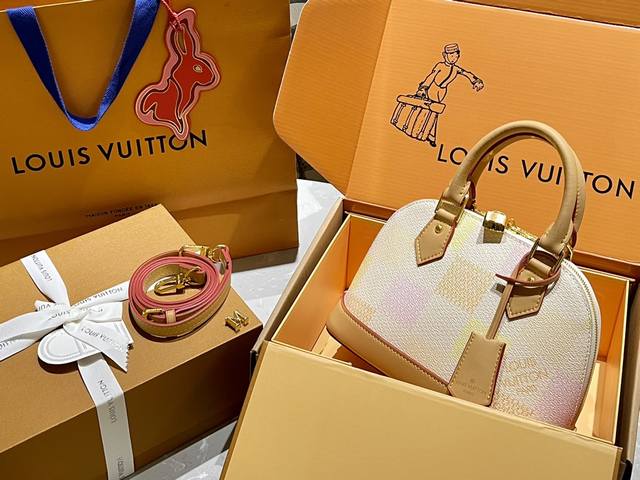 折叠礼盒 Lv 24Ss 限定 贝壳包 原版高品质 包包这款retiro 手袋以标志性的老花面料制成 经典永恒 优雅低调的外形设计和宽敞的包身更加入了实用性 使