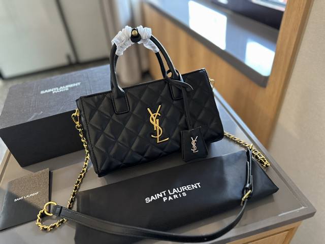 礼盒包装 Ysl Dior中古手提包 单肩斜挎款 这款包真的很简单 越看越好看 容量非常感人 轻松装纳日常随身物品 这只包真的要安利大家 简直是搭配神器 尺寸