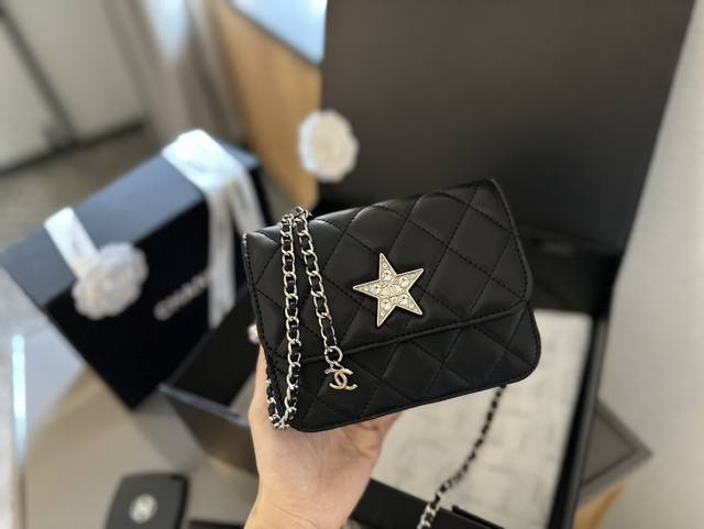 折叠礼盒包装 Chanel 24C 限定mini星星腰包 真的美哭啦 精致的星星logo加上银色小羊皮材质 还有银色水钻五金的搭配 简直是奢华与优雅的完美结合