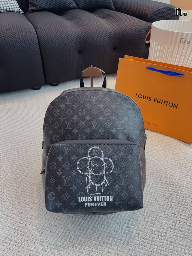 Lv Discovery 双肩包 男生日常休闲搭配的理想选择 实用又百搭 小小的身体大大的空间 非常适合放随身物品 面料耐磨耐刮蹭 适合男生大大咧咧的性格尺寸