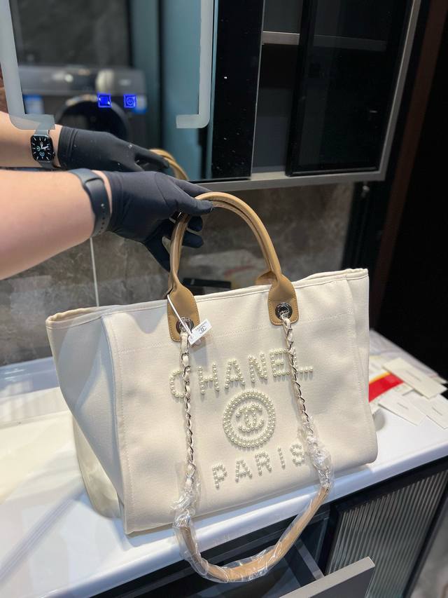 礼盒包装 Chanel年度最美超仙的珍珠刺绣沙滩包 香奈儿沙滩包融入了珍珠元素真的是仙气很多大号还有手柄可以单肩的同时还能手提 容量真的是超大呀完全可以做旅行包