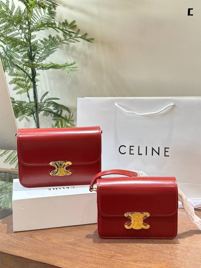 Celine 凯旋门豆腐包 冲这个寓意也要收香 凯旋门腋下包比想象中容量大很多 日常背背完全够了 黑色的总不会错-年四季都可搭 腋下长度也可调节 最近被celi