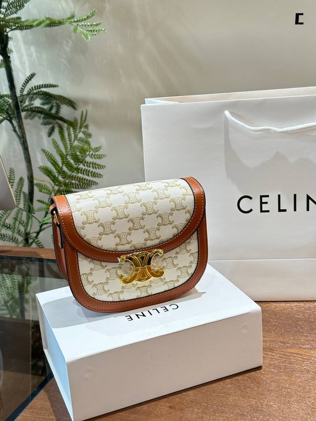 Celine 凯旋门 门老花马鞍包自带复古氛围感水celine老花颜值一直在线年轻耐看不显老气 虽然是老生常谈的配色但teenbesace马鞍包这个包型搭配老花