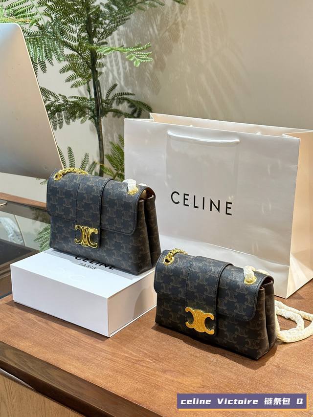 Celine 24Ss中号victo Triomphe按扣闭合 两个主隔层 1 个内部平口袋 1个内部中央拉链口袋 滑链 店铺介绍:香港皇后大道特卖有限公司 H