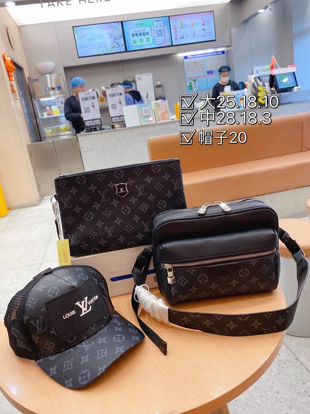 一组 Top. 高品质三件套组合 Lv 黑花斜挎包手拿包帽子 外贸订单款