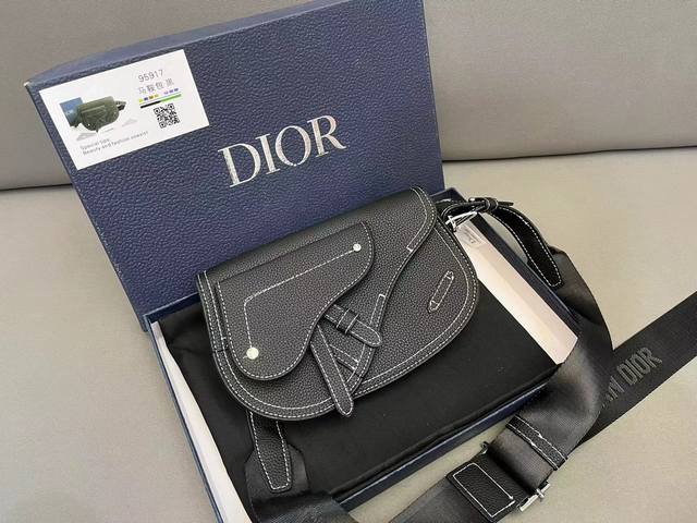 Dior 迪奥 Saddle马鞍包 男女同款腰包斜挎胸包 明星单品 采用精湛镶嵌细工 经典百搭 实物拍摄 原厂原版面料 配送防尘袋 礼盒 23 X 17 Cm