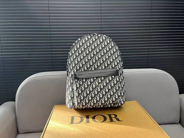 Dior 迪奥 Oblique提花布 Cd刺绣双肩包 男女大容量背包 书包 采用精湛镶嵌细工 经典百搭 实物拍摄 原厂原版面料 配送防尘袋 礼盒 38 X 28