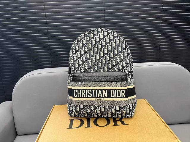 Dior 迪奥 Oblique提花布 Cd刺绣双肩包 男女大容量背包 书包 采用精湛镶嵌细工 经典百搭 实物拍摄 原厂原版面料 配送防尘袋 礼盒 38 X 28