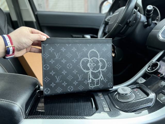 高端货 新款 Louis Vuitton 路易威登 手拿包 Pochette Vovage 潮酷绚丽棋盘格涂鸦 涂层帆布 手拿包盥洗袋洗漱包 内设6个卡位 1个