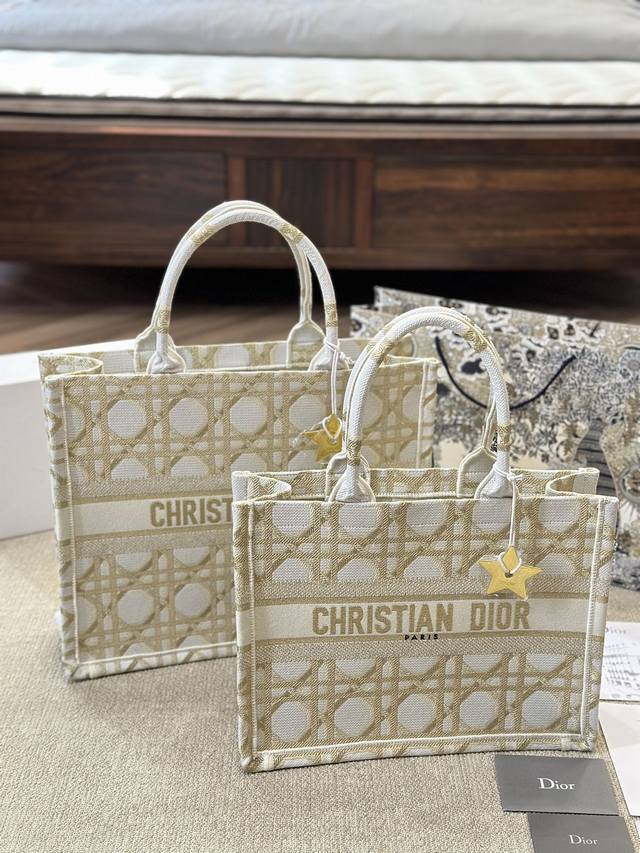 3D浮雕原版布 Dior 原版布提花 配内胆 Dior Book Tote今年最喜欢的一款购物袋 Tote我用的次数最多的包 因为容量超级大 不管什么东西都向里 - 点击图像关闭