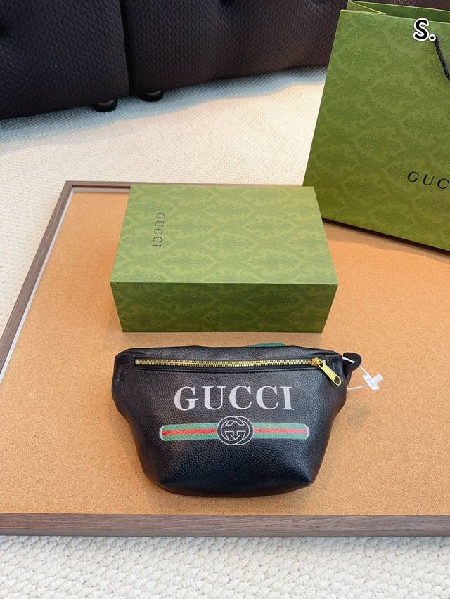 配礼盒 Gucci 新款胸包今年最火的一款 官网正品的质量 酷奇腰包胸包 古奇 Gucci 专柜最新同款腰包 胸包 特别有范的一款潮包 官方主推款 经典品牌彩带