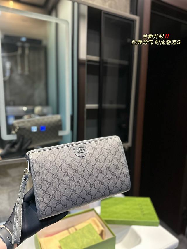 Gucci.手包 多用款 其实包包本身是个洗漱袋被拿来用做手包 一般的手包都是扁扁的 但是这款手包底部是宽的 虽说是个手包 但能放很多东西进去 而且不变形 拿在