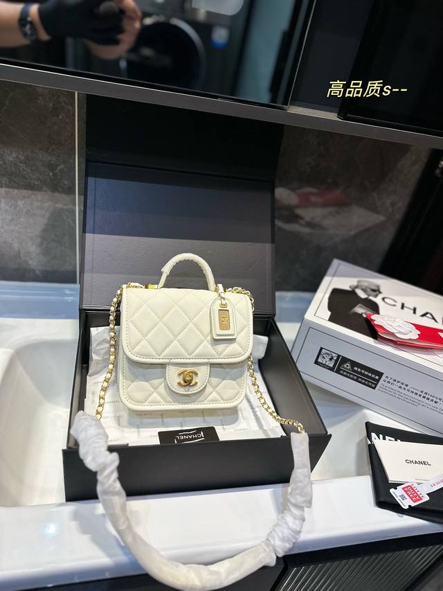 折叠礼盒 跟着买就对了 Chanel 22K铭牌豆腐包 Chanel 22K秋冬新品必入系列tew 被22K铭牌豆腐包惊艳到了+ 中古铭牌设计感 居然出现在22