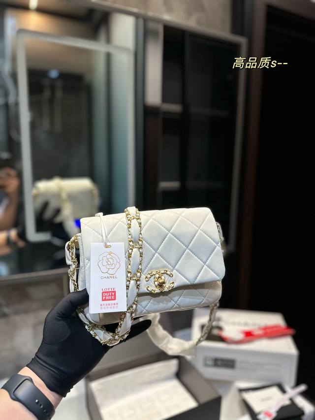 折叠礼盒 香奈儿chanel 23K豆腐包 做旧质感好好看 手感也是软软糯糯 经典黑金搭配皮穿链宽肩带 复古时髦感拉到最满的同时容量也惊人 尺寸 20*5*16