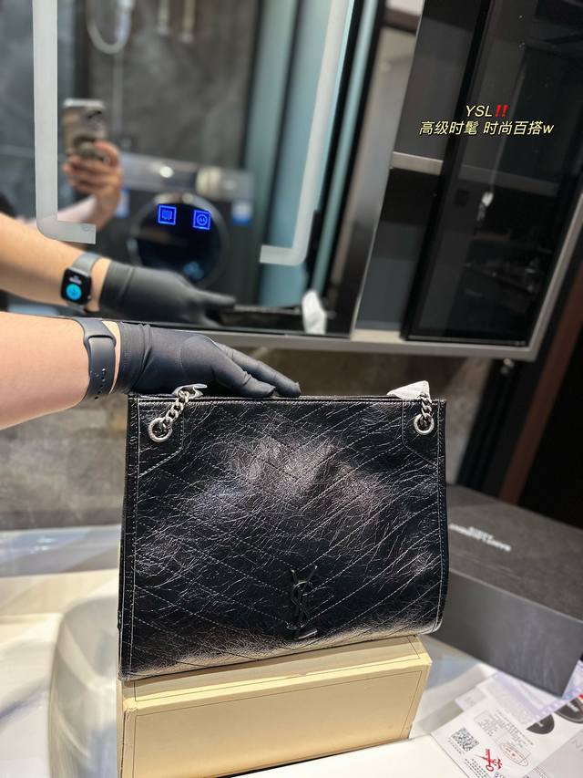 Ysl Niki Tote 通勤包 这只ysl Niki Shopping Bag有中号 33Cmx26Cmx10Cm 完美的可以装下包口有吸铁石封口 地铁_上