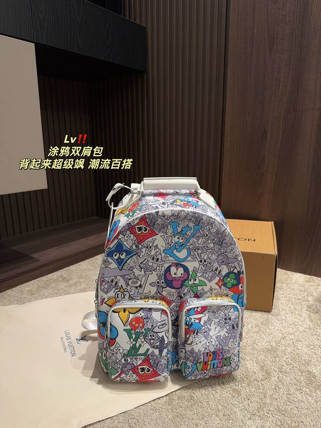 飞机盒尺寸32.42 Lv 涂鸦双肩包 质感很高级 容量超级大也很耐用 日常出街背它回头率百分百 就是这种随性慵懒感