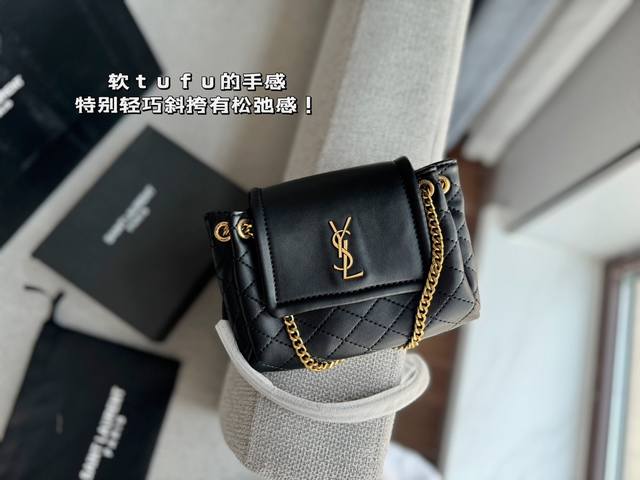 配盒 Size 17*12Cm 牛皮品质出 Ysl Mini Nolita手袋 精致 可爱还很能装 背他真的是温柔小仙女本仙了 搜索杨树林洛丽塔