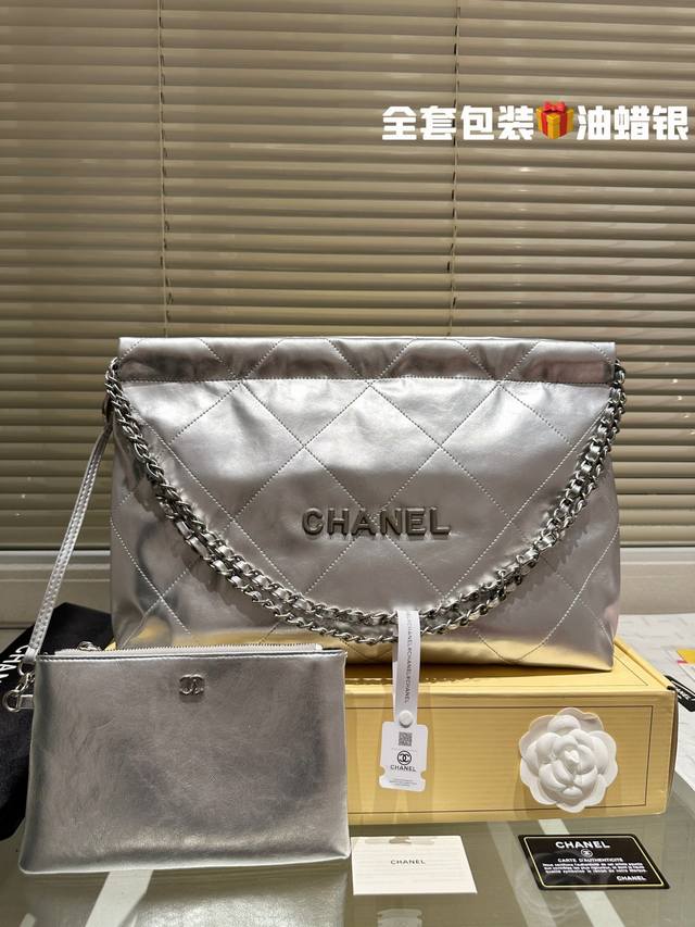 礼盒 Size 35*28Cm 太好搭配了呜呜呜 Chanel 香奈儿垃圾袋出新啦 横版的22Bag上身意外的好看 慵懒随性 巨巨好看 搜索 小香家 垃圾袋