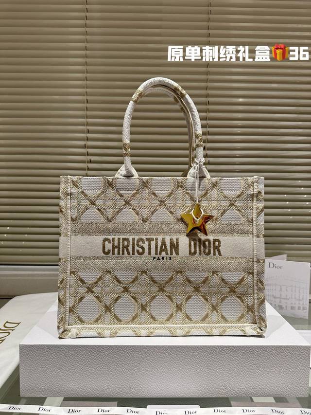 3D浮雕原版布 Dior 原版布提花 配内胆 Dior Book Tote今年最喜欢的一款购物袋 Tote我用的次数最多的包 因为容量超级大 不管什么东西都向里