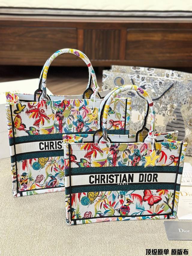 3D浮雕原版布 Dior 原版布提花 配内胆 Dior Book Tote今年最喜欢的一款购物袋 Tote我用的次数最多的包 因为容量超级大 不管什么东西都向里