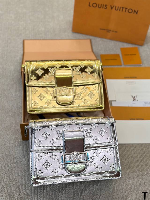 漆皮 复刻 牛皮 Louis Vuitton Dauphine达芙妮邮差包 全牛皮 万能搭配四季 夏日轻薄都能hold住 复古但上身时髦的信封包 线条硬朗流畅