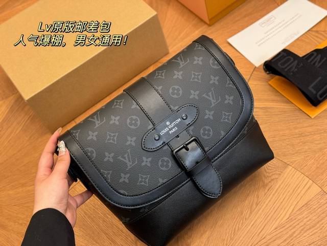 配折叠盒飞机盒 Size 25*22Cm Lv 男士邮差包 Voyager邮差包 结构和辅料都时尚青春化 包包的大小尺码刚刚好 手感很软 但是很型哦 搜索lv